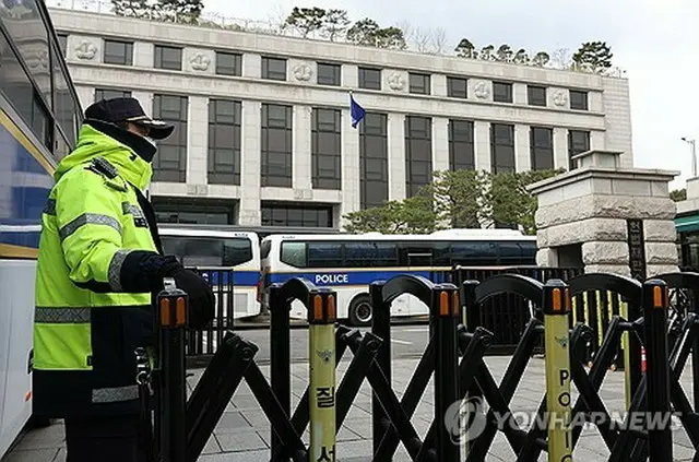憲法裁判所前で警備にあたる警察官＝（聯合ニュース）