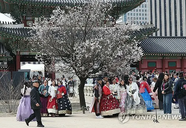 ３月３０日に景福宮で記念撮影する観光客＝（聯合ニュース）