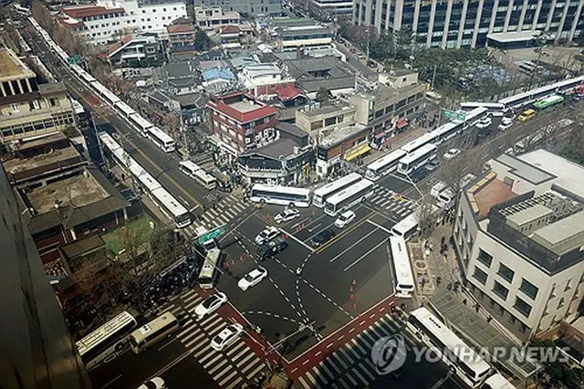 警察は憲法裁周辺を一般人が接近できない「真空状態」にする作業に着手した＝（聯合ニュース）