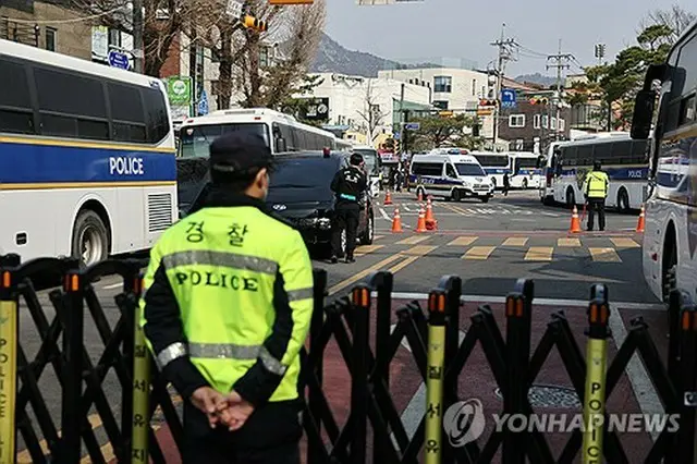 憲法裁判所付近で警備にあたっている警察官＝（聯合ニュース）