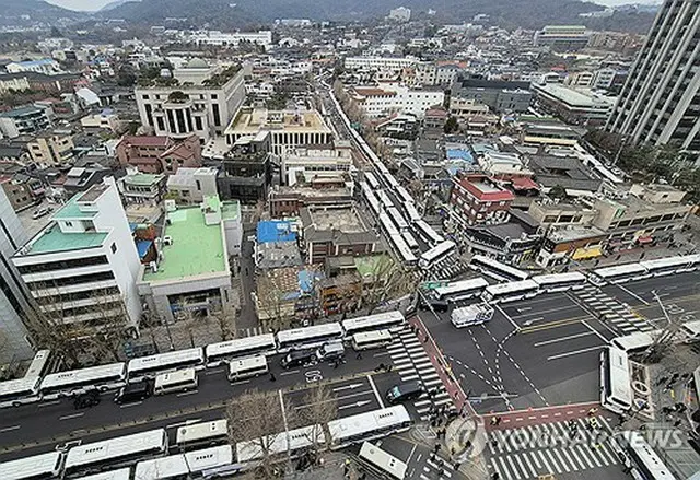 憲法裁判所の周辺を取り囲む警察の車両＝２日、ソウル（聯合ニュース）