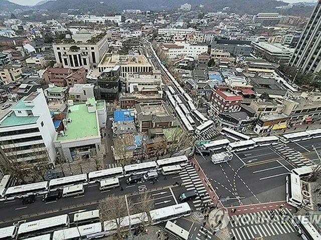 憲法裁判所の周辺を取り囲む警察の車両＝２日、ソウル（聯合ニュース）