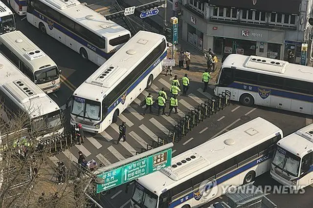 憲法裁判所周辺で警戒に当たる警察官ら＝２日、ソウル（聯合ニュース）