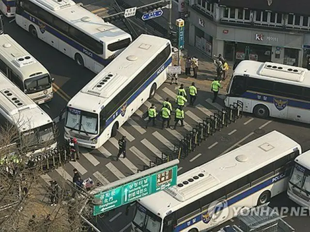 憲法裁判所周辺で警戒に当たる警察官ら＝２日、ソウル（聯合ニュース）