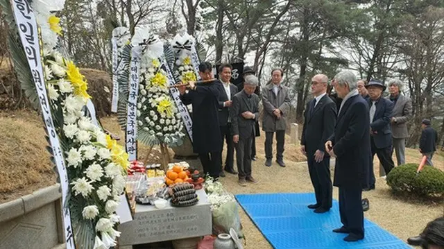 追悼式の様子（浅川伯教・巧兄弟顕彰会提供）＝（聯合ニュース）≪転載・転用禁止≫