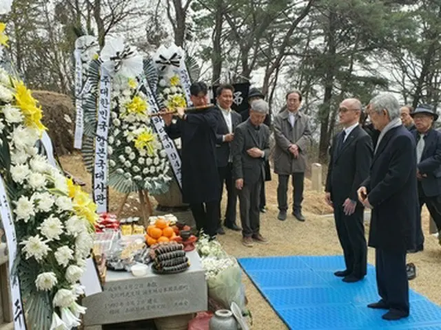 追悼式の様子（浅川伯教・巧兄弟顕彰会提供）＝（聯合ニュース）≪転載・転用禁止≫