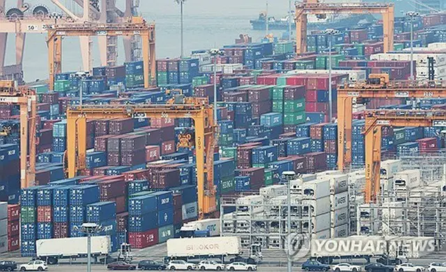 コンテナの積み下ろし作業が行われる平沢港＝（聯合ニュース）
