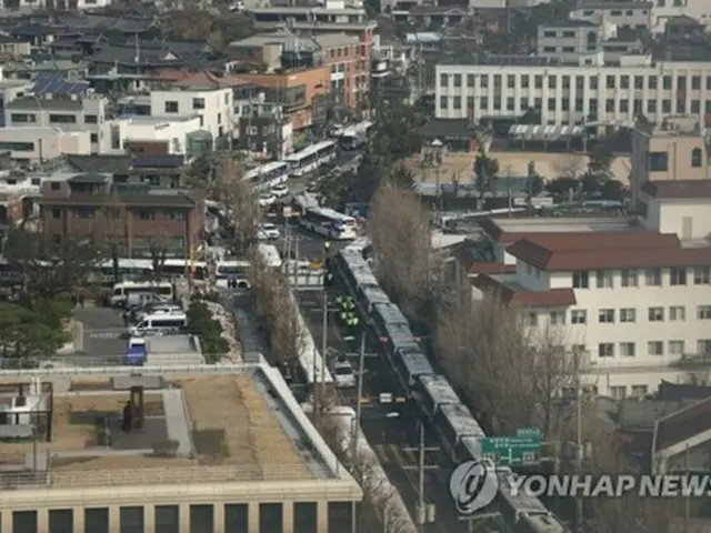 憲法裁の周辺に作られた警察車両による壁＝２日、ソウル（聯合ニュース）
