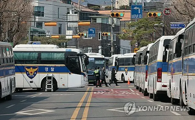 憲法裁判所を取り囲む警察の車両＝（聯合ニュース）