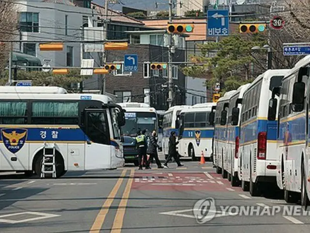 憲法裁判所を取り囲む警察の車両＝（聯合ニュース）