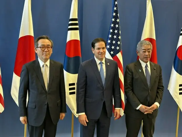 （左から）趙兌烈・外交部長官、ルビオ国務長官、岩屋毅外相＝３日、ブリュッセル（聯合ニュース）