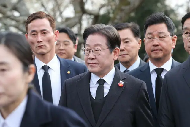 3日午前、済州4・3平和公園で開かれた犠牲者追悼式に入場している李在明、共に民主党代表（中央）