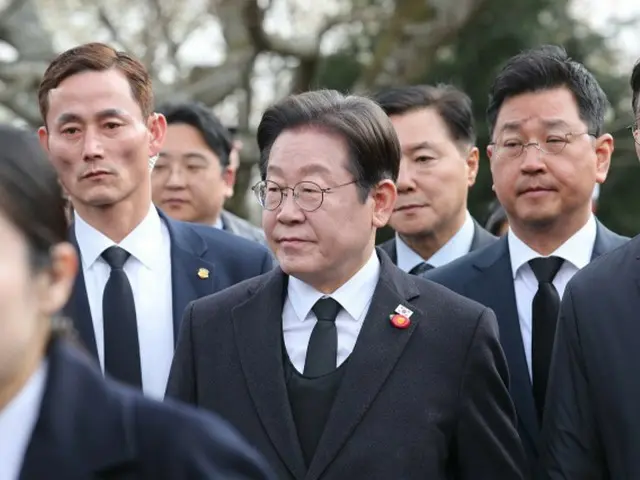 3日午前、済州4・3平和公園で開かれた犠牲者追悼式に入場している李在明、共に民主党代表（中央）