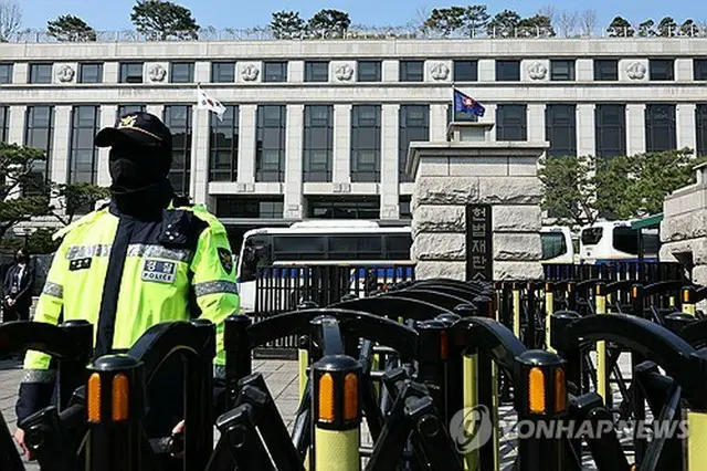 憲法裁判所の警備にあたる警察官＝（聯合ニュース）