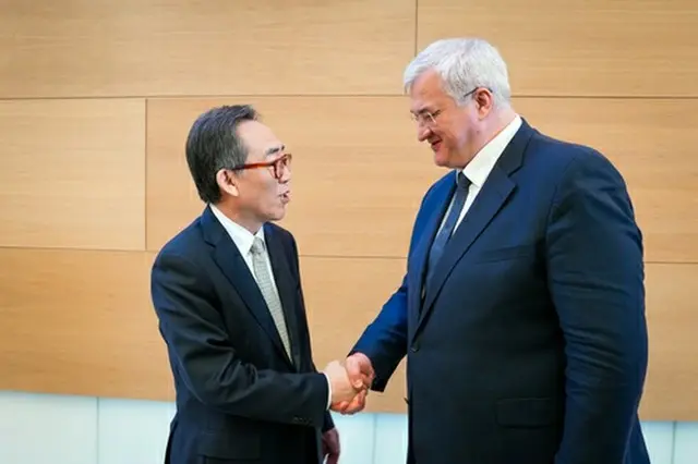 握手を交わす趙氏（左）とシビハ氏（外交部提供）＝（聯合ニュース）≪転載・転用禁止≫