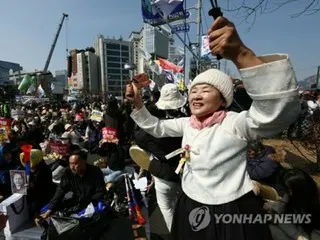 ［尹大統領罷免］「国民が勝利」　賛成派市民は歓喜に沸く