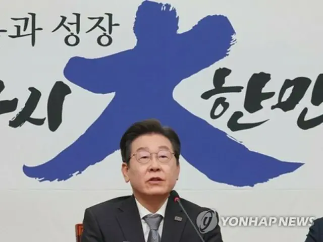 憲法裁判所の尹大統領罷免の決定に対する立場を表明する李在明氏＝４日、ソウル（聯合ニュース）