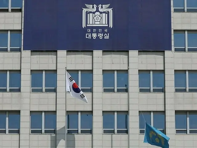 韓国の憲法裁判所が尹錫悦大統領の罷免を認める決定を言い渡したことを受け、ソウルの大統領室は大統領室庁舎に掲揚された大統領を象徴する「鳳凰旗」（右）を下ろした（大統領室通信写真記者団）＝４日、ソウル（聯合ニュース）