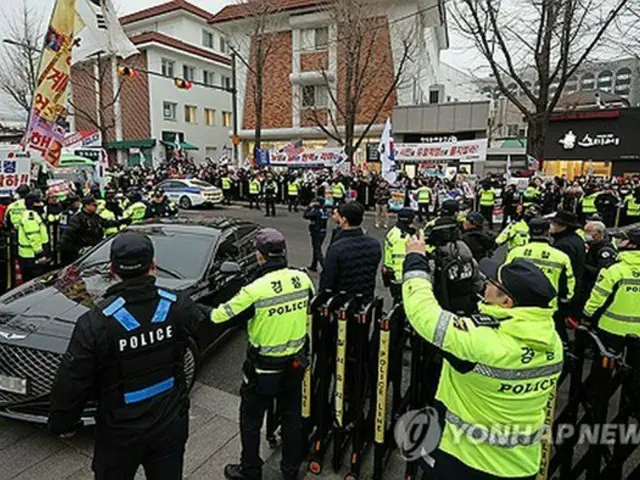 憲法裁判所前で集会を開く尹氏の支持者ら＝（聯合ニュース）
