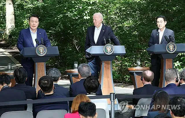 ２０２３年８月１８日、米ワシントン近郊の大統領山荘キャンプデービッドで共同記者会見を行う（左から）韓国の尹錫悦大統領、米国のバイデン大統領、日本の岸田文雄首相（いずれも当時）＝（聯合ニュース）