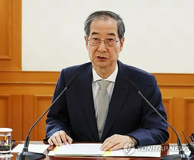 政府ソウル庁舎で開かれたＮＳＣで発言する韓悳洙・大統領代行＝４日、ソウル（聯合ニュース）