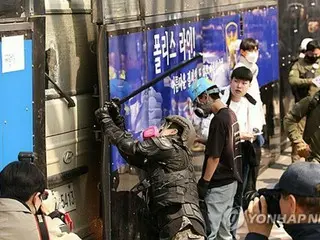 ［尹大統領罷免］尹氏支持者が激高し警察バス破損　現行犯逮捕