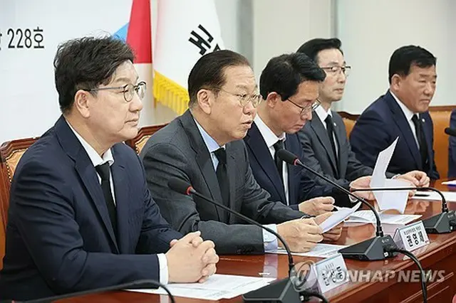 与党「国民の力」臨時執行部トップの権寧世・非常対策委員長（左から２人目）＝（聯合ニュース）