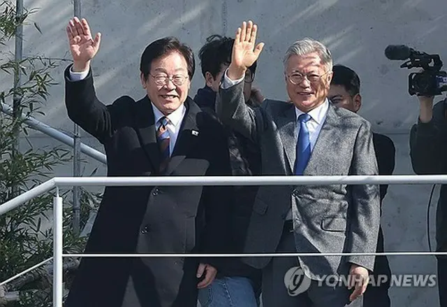 １月に最大野党「共に民主党」の李在明（イ・ジェミョン）代表（左）が、南東部の慶尚南道梁山市の文在寅（ムン・ジェイン）氏の自宅を訪れた。手を振る李氏と文氏（資料写真）＝（聯合ニュース）