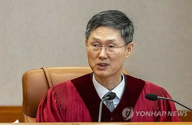 宣告の主文を読み上げる文炯培（ムン・ヒョンベ）憲法裁所長権限代行（写真共同取材団）＝４日、ソウル（聯合ニュース）
