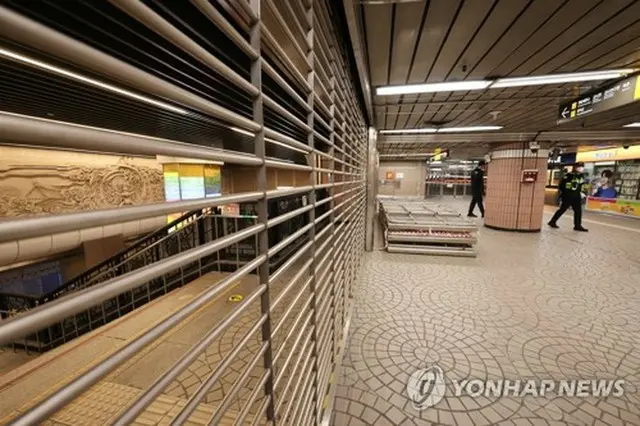 シャッターが下りた安国駅＝３日、ソウル（聯合ニュース）