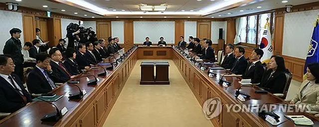 政府ソウル庁舎で開かれた閣僚懇談会＝４日、ソウル（聯合ニュース）