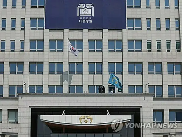 憲法裁が尹氏の罷免を認める決定を言い渡したことを受け、ソウルの大統領室は大統領室庁舎に掲揚された大統領を象徴する「鳳凰旗」（右）を下ろした＝４日、ソウル（聯合ニュース）