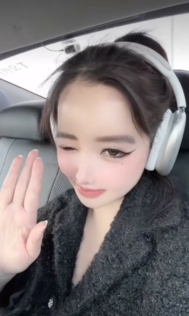 BOM（2NE1）、ブランドのコートを着て華やかなビジュアル自慢…ウインクまでする余裕