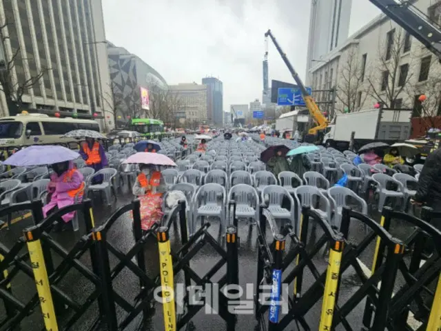 5日、光化門広場で弾劾反対集会に参加する尹前大統領の支持者ら（写真＝イ・ヨンミン記者）