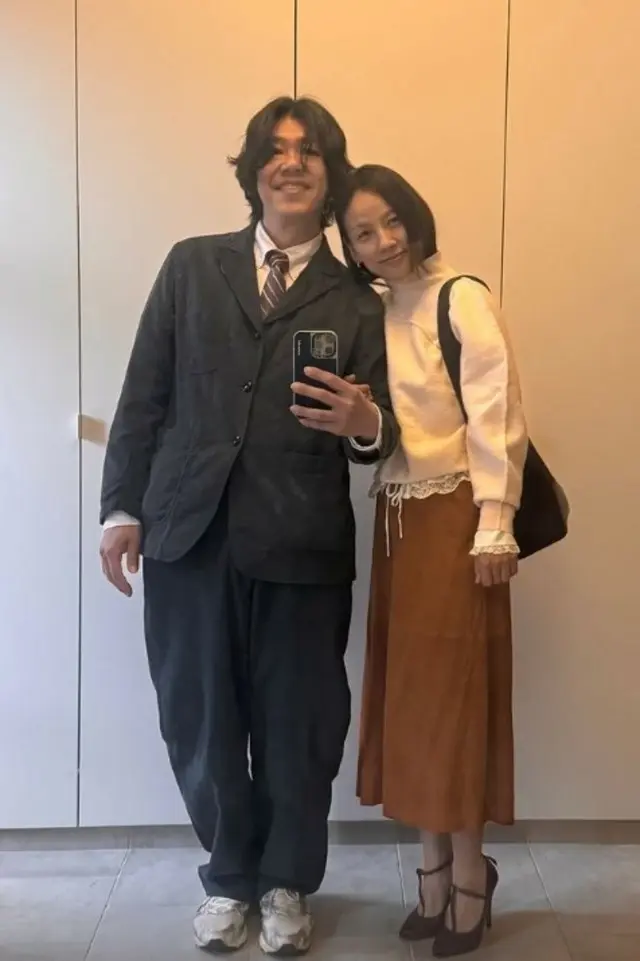 イ・ヒョリ（Fin.K.L）＆イ・サンスン、並んで結婚式に出席…お呼ばれスタイルも格別な夫婦