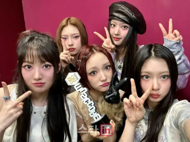 新人ガールグループ「KiiiKiii」が、デビュー後初めて音楽番組で1位のトロフィーを手にした。