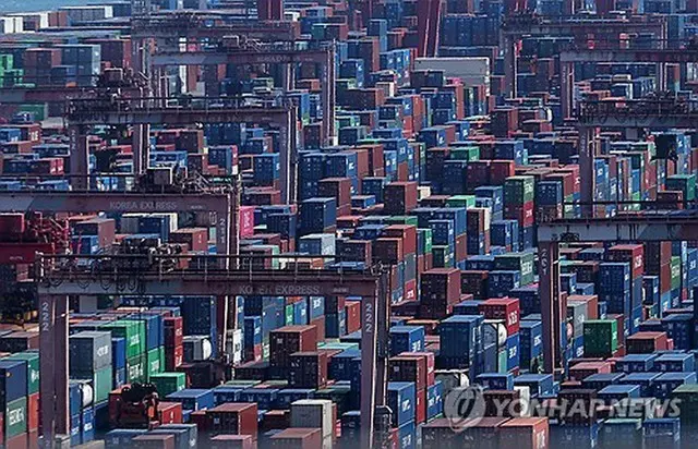 コンテナが積まれた釜山港＝（聯合ニュース）