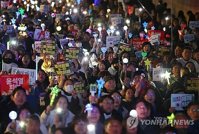 ソウル都心の光化門付近で３月１４日に開催された尹氏の弾劾を求める集会＝（聯合ニュース）