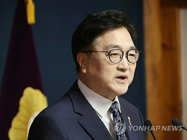 国会で記者会見する禹元植国会議長＝６日、ソウル（聯合ニュース）
