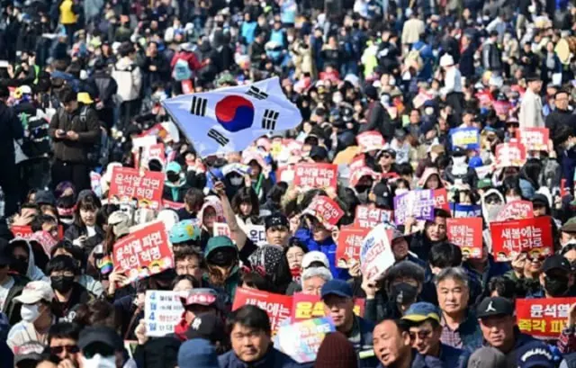 尹錫悦前大統領の弾劾審判事件の宣告期日である4日午前、ソウル市鍾路区安国駅に集まった尹大統領の罷免に賛成する市民たち