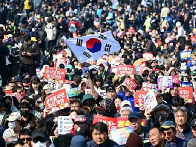 尹錫悦前大統領の弾劾審判事件の宣告期日である4日午前、ソウル市鍾路区安国駅に集まった尹大統領の罷免に賛成する市民たち