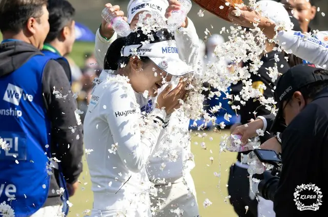 優勝が決まってフラワーシャワーを浴びるイ・イェウォン（写真：KLPGA）