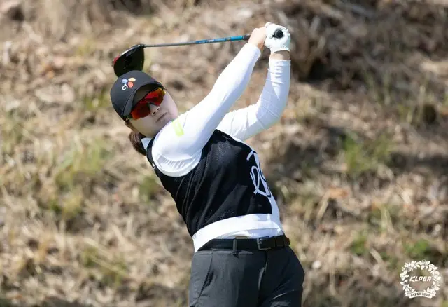 最終日2番ホールでティーショットを放つホン・ジョンミン（写真：KLPGA）