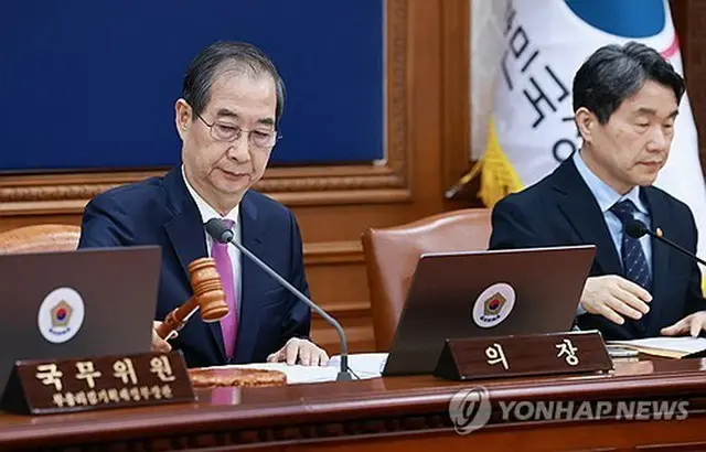 政府ソウル庁舎で閣議を主宰する大統領権限代行の韓悳洙（ハン・ドクス）首相＝８日、ソウル（聯合ニュース）