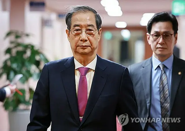 閣議に臨む韓悳洙・大統領代行＝８日、ソウル（聯合ニュース）