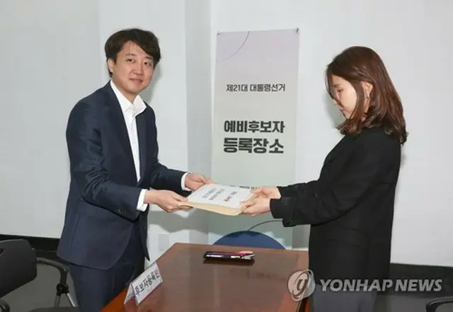 中央選挙管理委員会で大統領選の予備候補登録を行う李俊錫氏＝８日、果川（聯合ニュース）