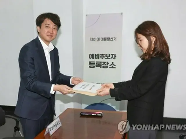 中央選挙管理委員会で大統領選の予備候補登録を行う李俊錫氏＝８日、果川（聯合ニュース）