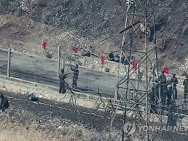 東部戦線で鉄条網を補修する北朝鮮兵士ら（合同参謀本部提供）＝（聯合ニュース）≪転載・転用禁止≫