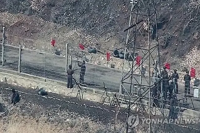 東部戦線で鉄条網を補修する北朝鮮兵士ら（合同参謀本部提供）＝（聯合ニュース）≪転載・転用禁止≫