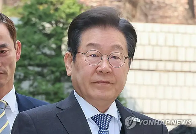 ソウル郊外の城南市長時代の都市開発事業を巡る不正事件などで背任や収賄などの罪に問われた李在明氏の公判が８日、ソウル中央地裁で開かれた。出廷する李氏＝８日、ソウル（聯合ニュース）